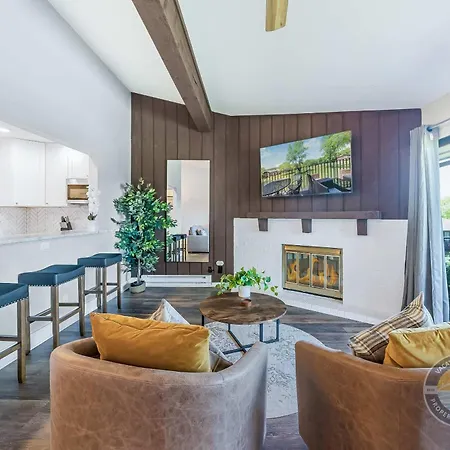 Your New Luxury Lakeview Condo W Pool Access